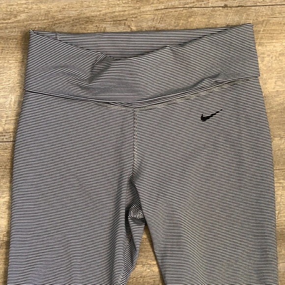 Nike Dri-Fit Striped Capri Pants SZ S - Picture 2 of 5